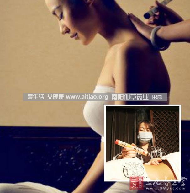 足三里穴是位于外膝的下3寸、脛骨外側(cè)一橫指左右的位置，艾灸10-15分鐘即可，需堅(jiān)持一段時(shí)間，很快可以看到祛濕的效果。